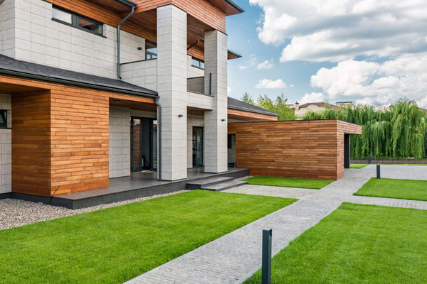 Gazon synthétique au Québec : tout savoir avant d’installer dans votre cour